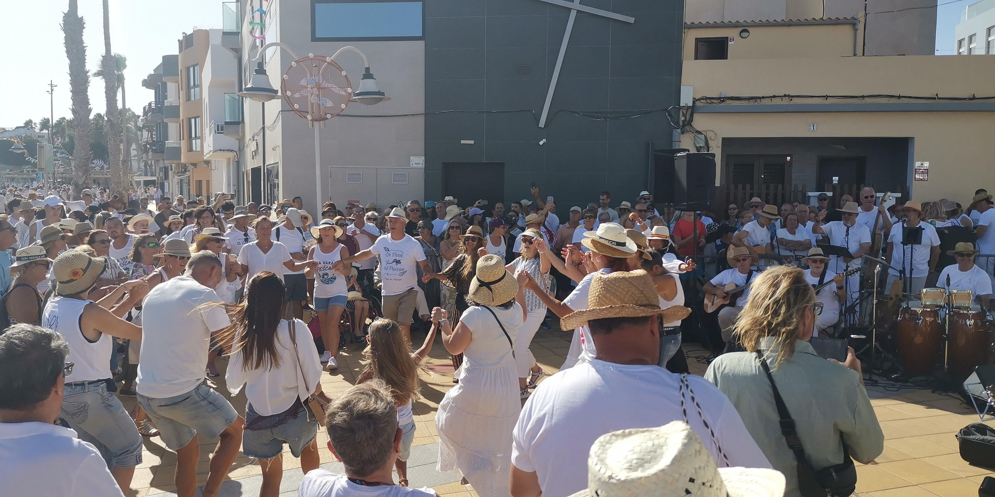 Bailes durante la tradicional Vará del Pescao en Arinaga este viernes.