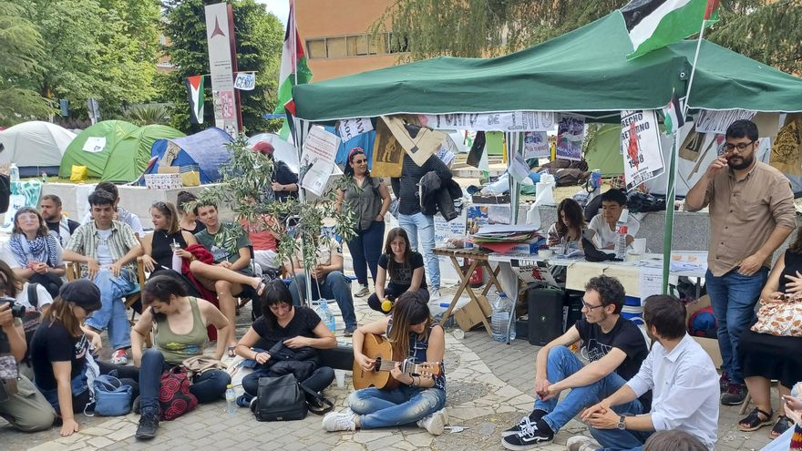 La Acampada por Palestina se despide de la explanada de la Complutense después de un mes