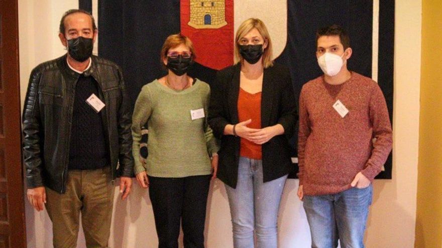 Carmen Picazo, de Ciudadanos, con miembros de la asociación de personas ostomizadas de Castilla-La Mancha