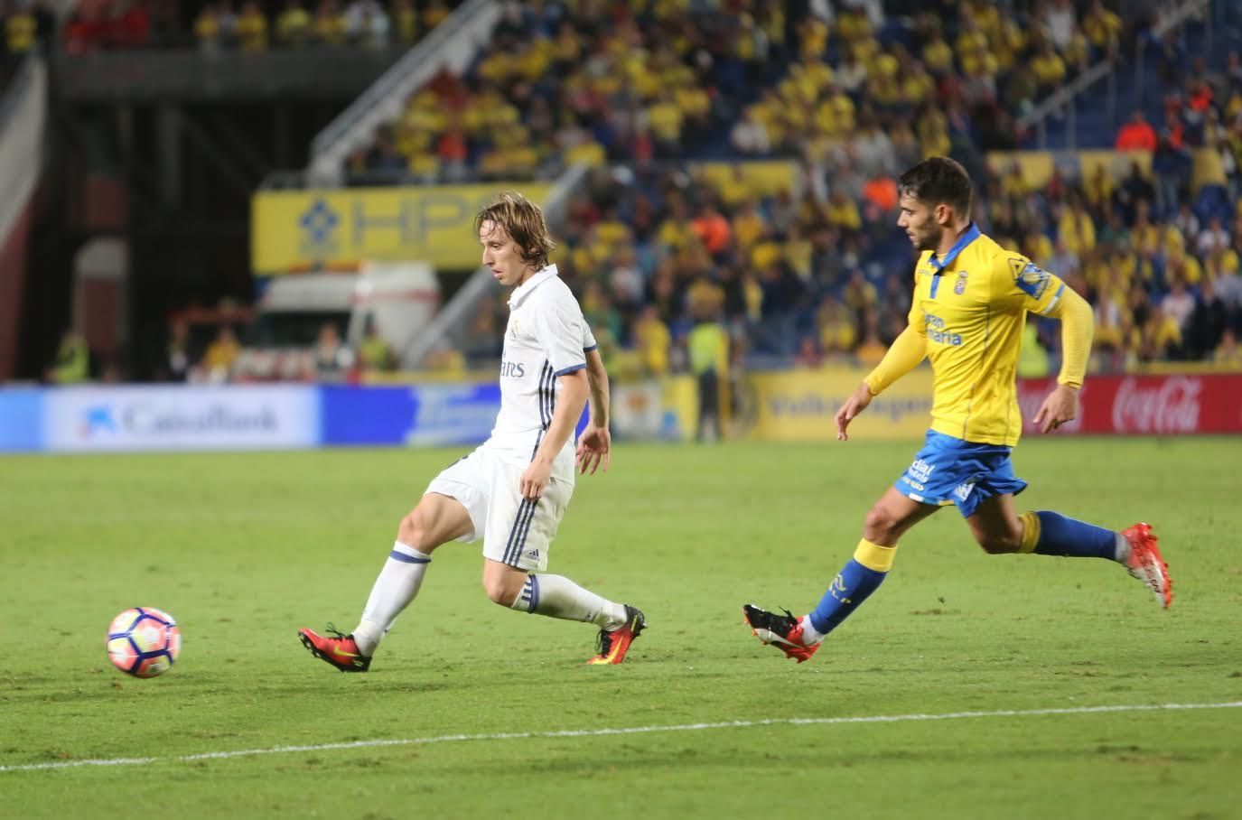 Modric y Tana. (ALEJANDRO RAMOS)