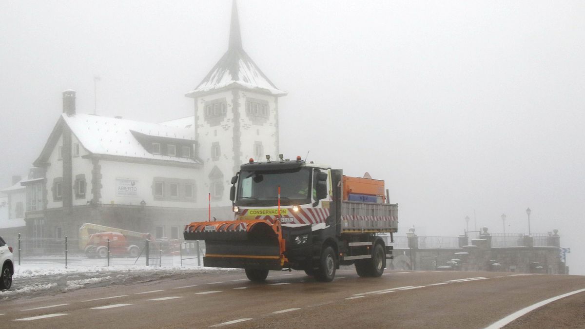 Una máquina quitanieves pasa por el alto del puerto de Pajares.