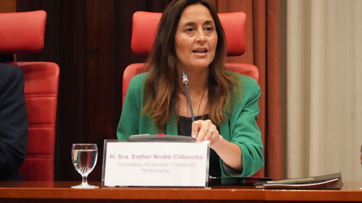 La oposición exige al Govern solucionar la crisis con el profesorado y carga contra el plan de enviar 'mossos' a los institutos