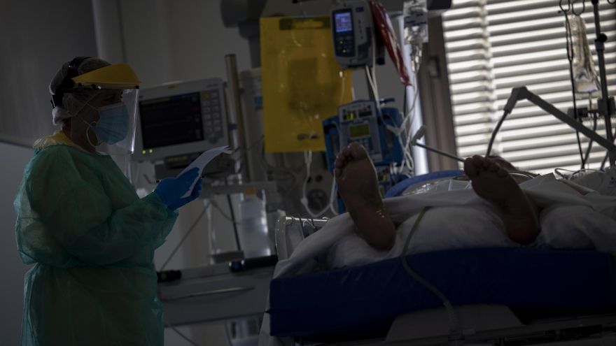 Un sanitario atiende a un paciente en la Unidad de Cuidados Intensivos (UCI) dedicada a enfermos de coronavirus del Hospital Universitario Ramón y Cajal de Madrid