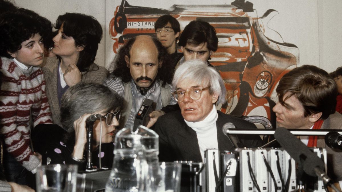MADRID, 17/01/1983.- El artista estadounidense Andy Warhol, una de las figuras claves del Arte Pop, durante el encuentro que mantuvo hoy con la prensa, en la galería Fernando Vijande Madrid, con motivo de la inauguración de su exposición "Pistolas, cuchillos y cruces". EFE