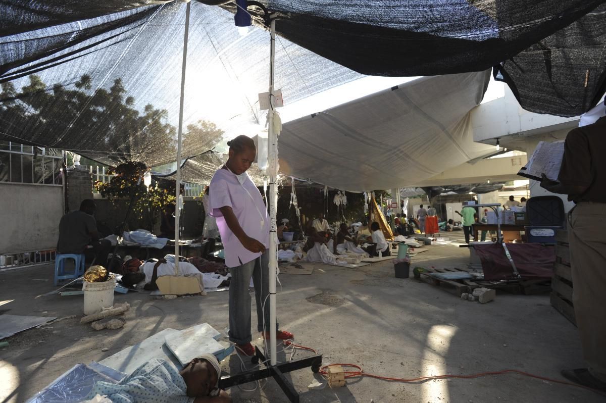 15 de enero de 2010. Debido a los graves daños en el hospital de MSF La Trinité de Puerto Príncipe, el personal de MSF tuvo que tratar, desde el primer momento, a los heridos en plena calle, en tiendas de la campaña instaladas frente al hospital. Fotografía: Julie Rémy.