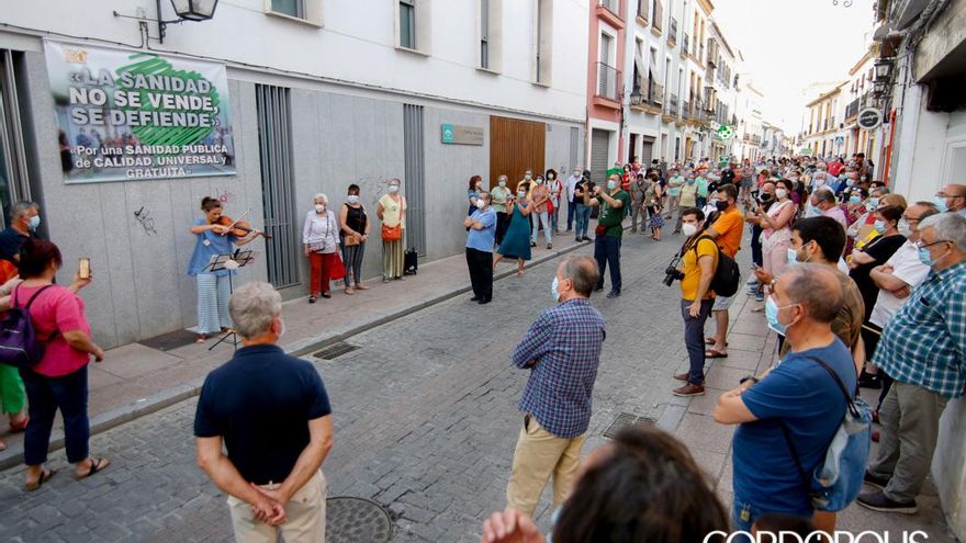 Vecinos convocan protestas cada lunes en el centro de salud Lucano por la situación de la Atención Primaria