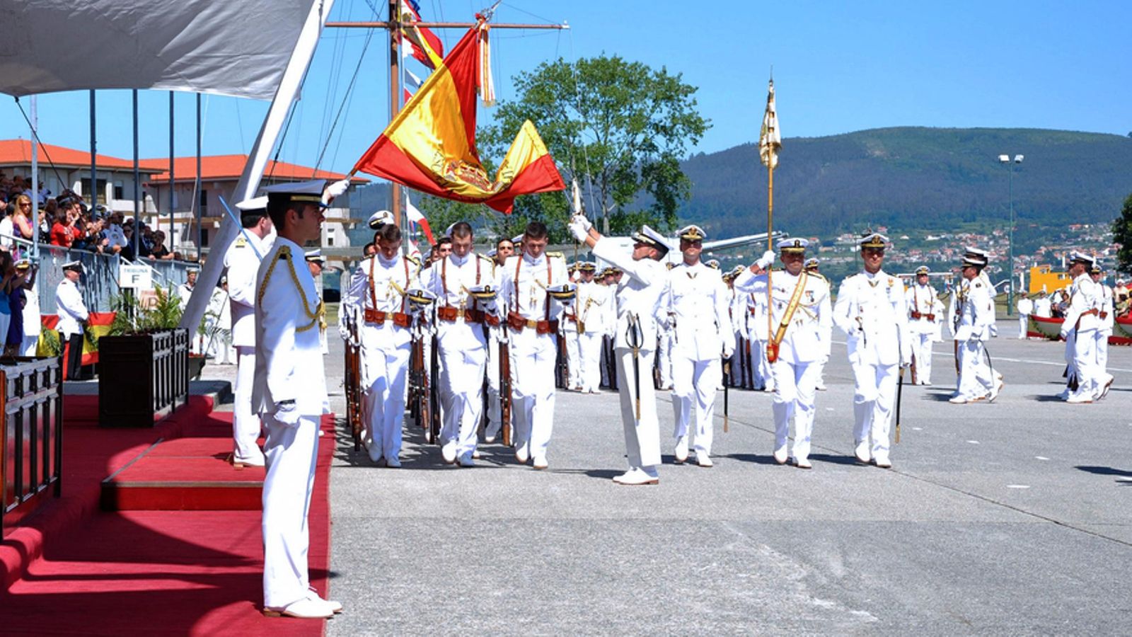 La Escuela Naval incluye misas para los alumnos como acto militar