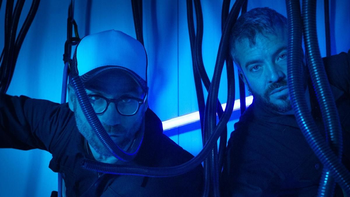 El dúo Kamikaze Helmets.