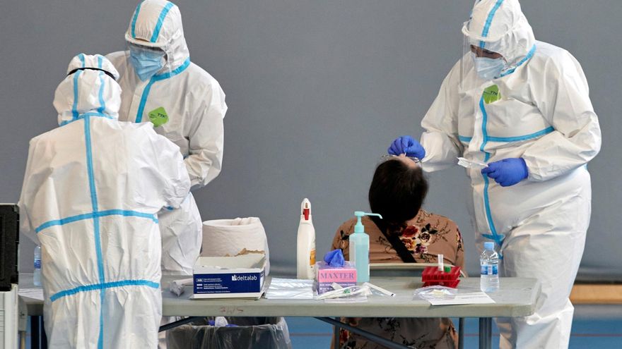 Canarias se lanza a por los nuevos test rápidos para detectar la COVID-19 tras su cuestionada estrategia de cribados masivos