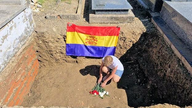 La nieta de uno de los asesinados en Mansilla los homenajea en el lugar de la fosa común que los acogió.