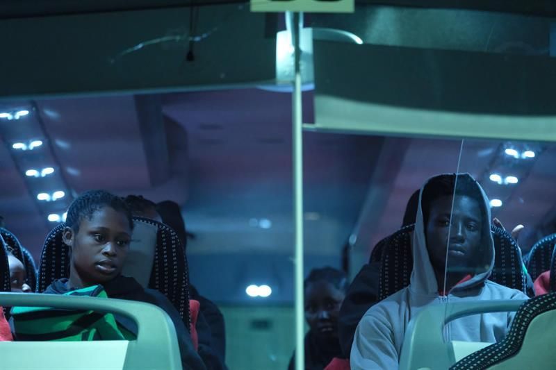 Traslado de las personas que llegaron a Fuerteventura tras ser rescatadas por Salvamento. (EFE/Carlos de Saá).