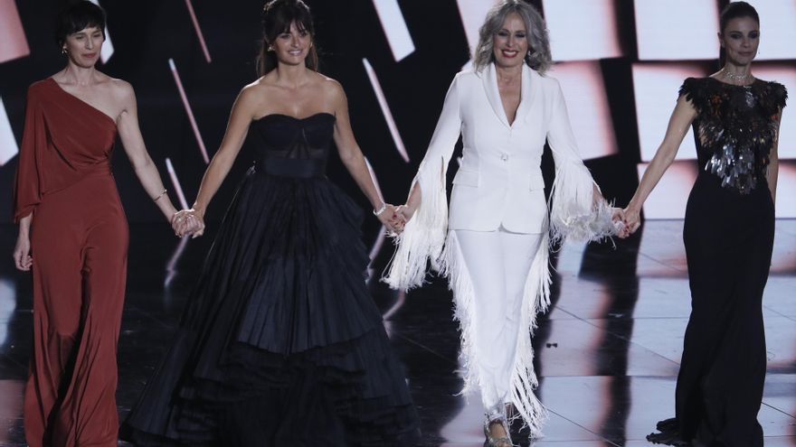 Ariadna Gil, Penélope Cruz, Miriam díaz Aroca y Maribel Verdú presentan el Goya a la mejor película durante