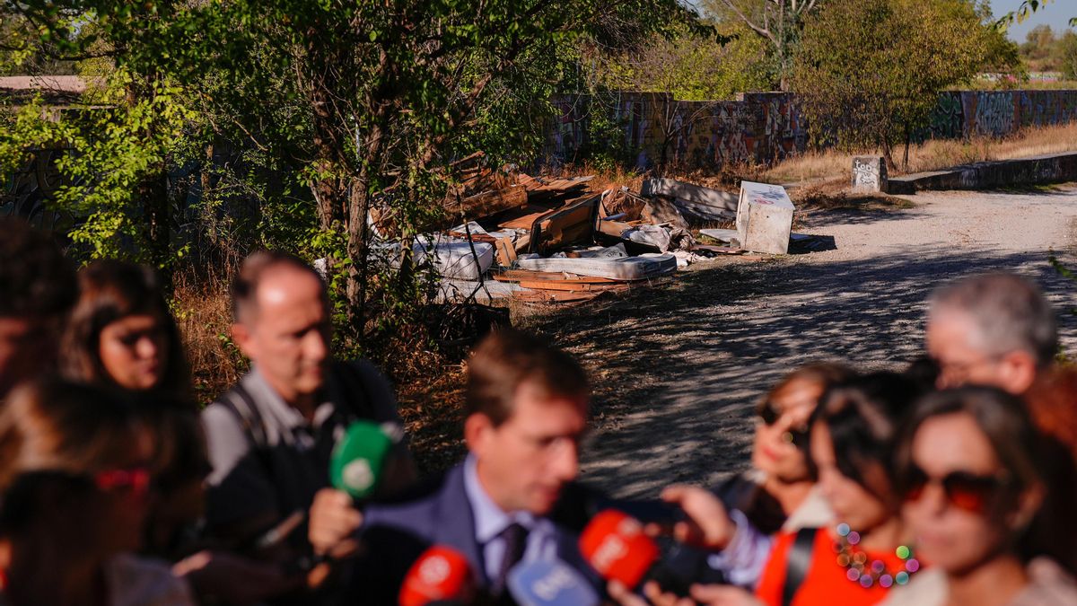 La rueda de prensa de Almeida junto a la Operación Campamento, con la basura al fondo