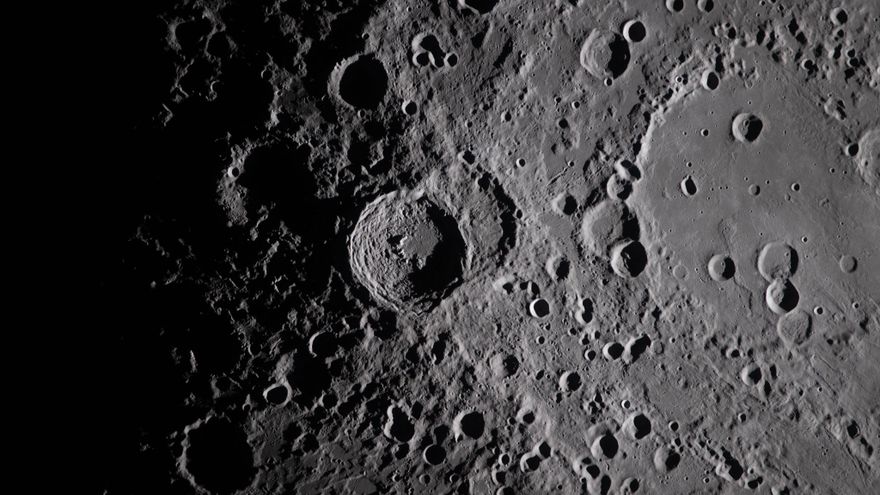 La Luna guarda agua en lugares muy concretos y un estudio señala los cráteres donde buscar