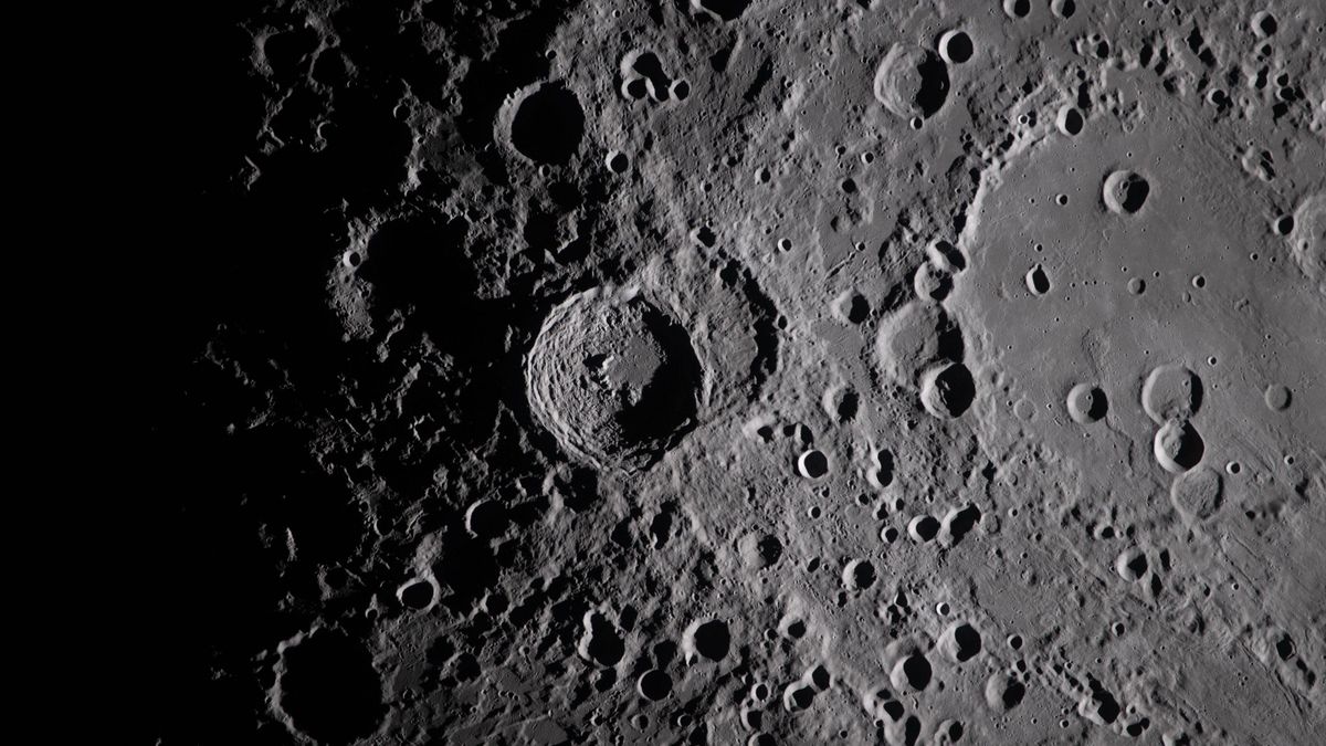 La Luna guarda agua en lugares muy concretos y un estudio señala los cráteres donde buscar