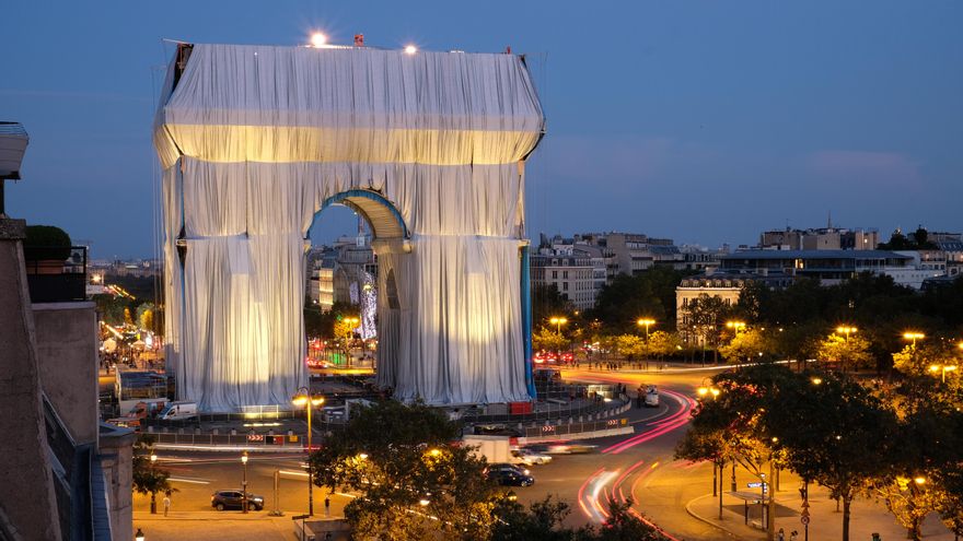 El montaje de la intervención en el Arco del Triunfo sigue de noche