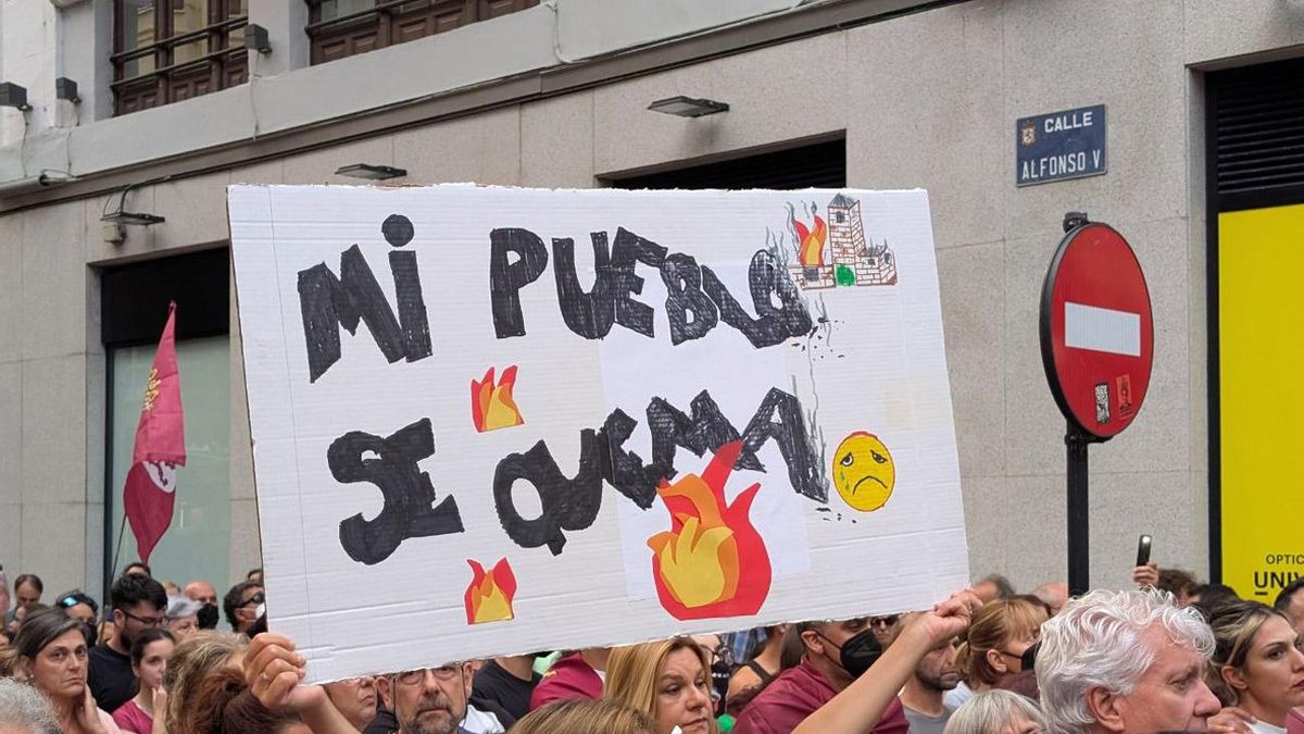Pancarta contra los incendios forestales con el lema 'Mi pueblo se Quema'.