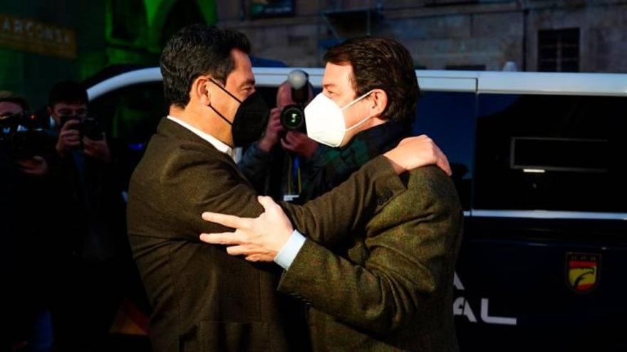 La sombra de un Gobierno PP-Vox en Castilla y León rompe la hoja de ruta de Moreno para las elecciones andaluzas