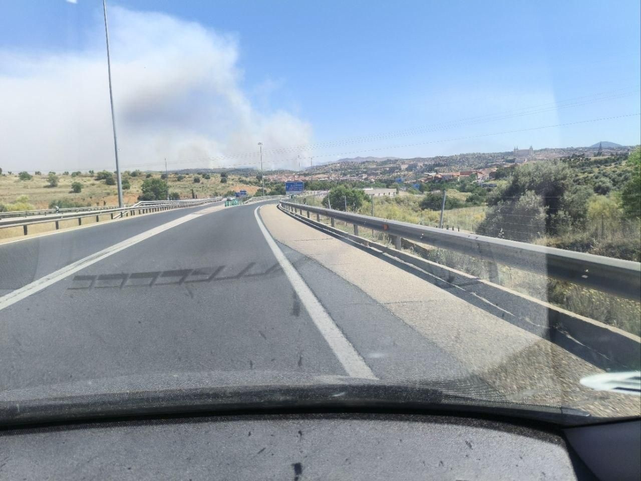 Incendio junto a la Academia de Infantería de Toledo, desde la vía de acceso a la ciudad, cerca de Cobisa
