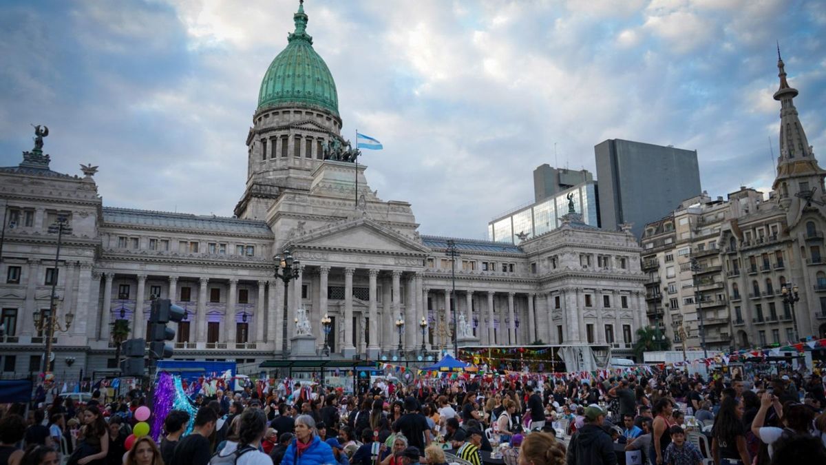 "Ninguna familia sin Navidad": arman una mesa gigante frente al Congreso para 5.000 personas en situación de calle