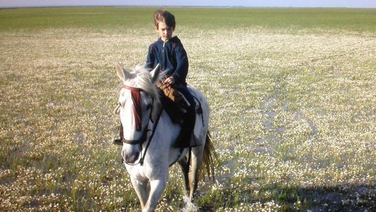 Noé Garrido, de niño, cabalgando por las marismas de Doñana