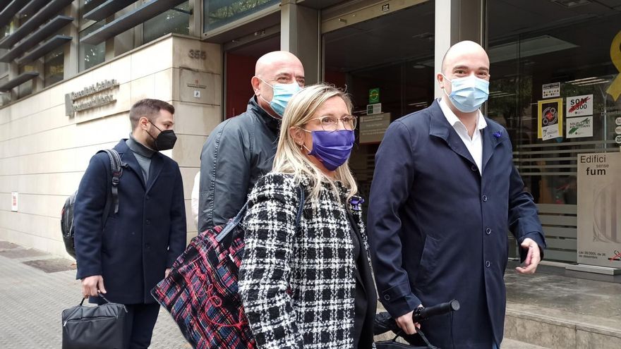 Los diputados del PSC en el Parlament Raúl Moreno y Judith Alcalá a las puertas de la Conselleria de Interior para revisar actas de Mossos sin tramitar.