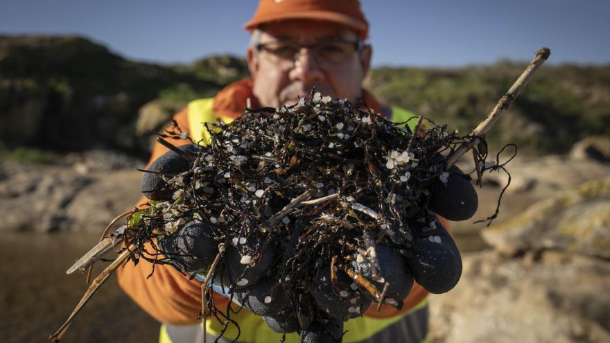 La Xunta desactiva la alerta por la llegada de pellets porque asegura que la incidencia es baja