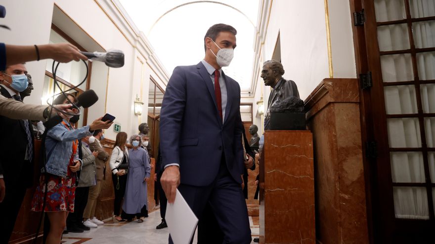 El presidente del Gobierno, Pedro Sánchez (c), llega al Congreso de los Diputados para asistir a una nueva sesión de control este miércoles. EFE/Juan Carlos Hidalgo