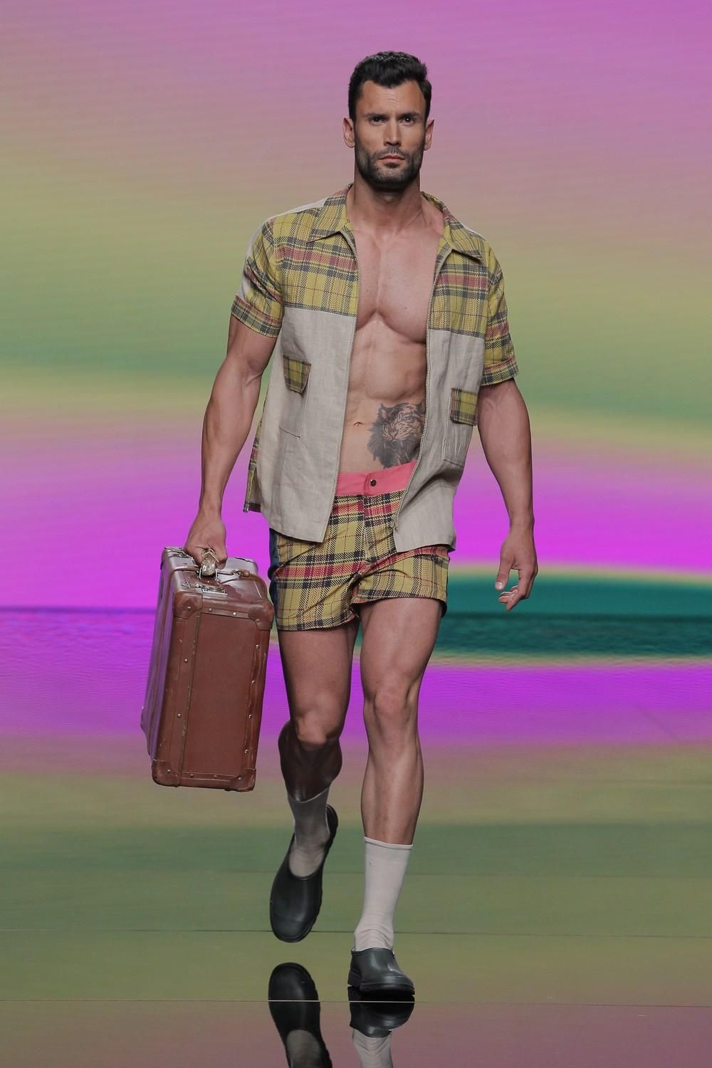 Escobar Gentle Jhonny  en Moda Cálida.