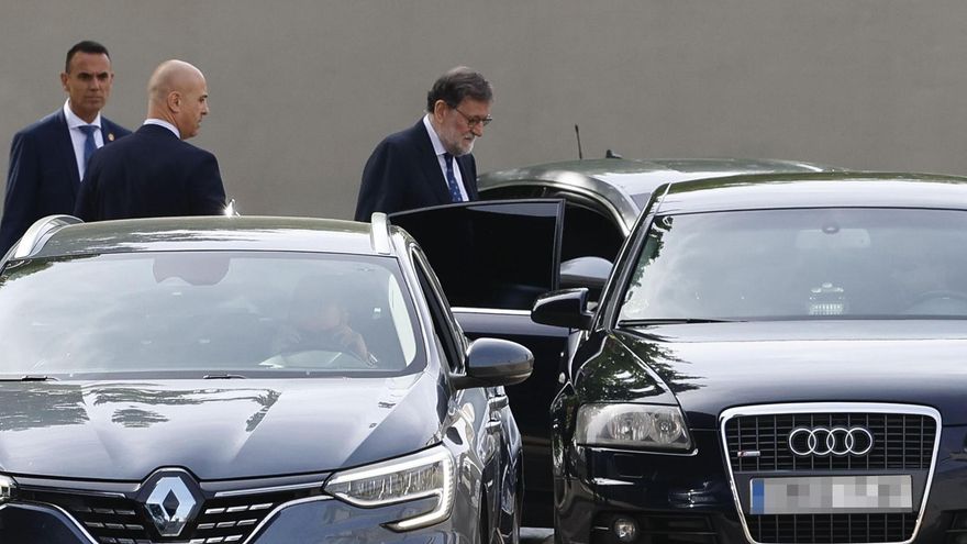 El expresidente del Gobierno Mariano Rajoy (c) a su salida del Tribunal Central de Instancia de la Audiencia Nacional, en San Fernando de Henares, este jueves. Rajoy volvió este jueves a la Audiencia Nacional para declarar como testigo en el juicio del caso Kitchen y a enfrentarse al fantasma de las siglas 'M.R' de los papeles de Bárcenas, quien asegura que le grabó destruyendo la última hoja de la contabilidad B del partido. EFE/Mariscal