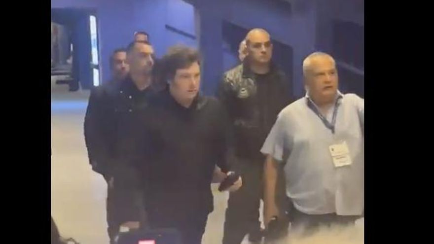 Javier Milei emitió su voto, entre silbidos, en las elecciones de Boca