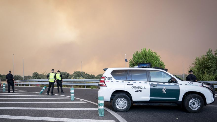 La Guardia Civil corta una carretera por la evolución del incendio en Chapinería (Madrid).