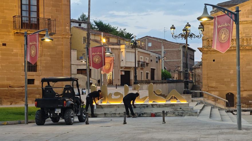 Limpieza de las pintadas en las letras del Festival Holika en Calahorra