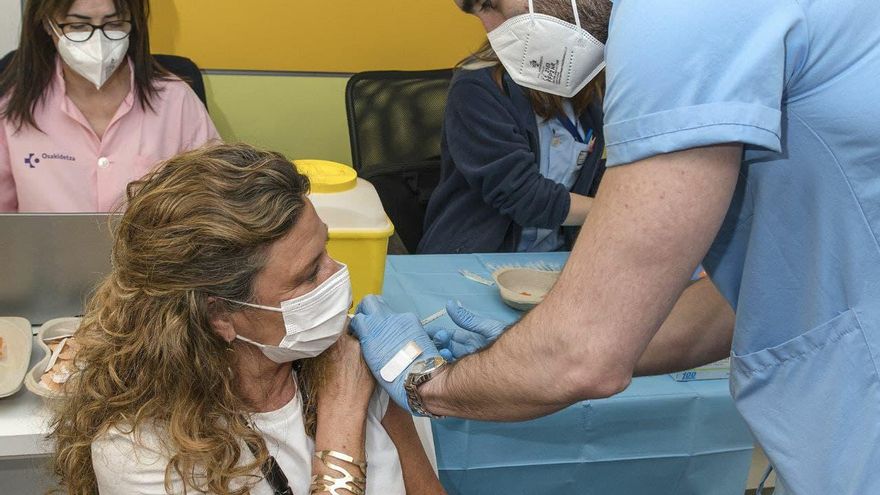 La consejera Sagardui pide paciencia desde el vacunódromo a quienes recibieron AstraZeneca y esperan la segunda dosis