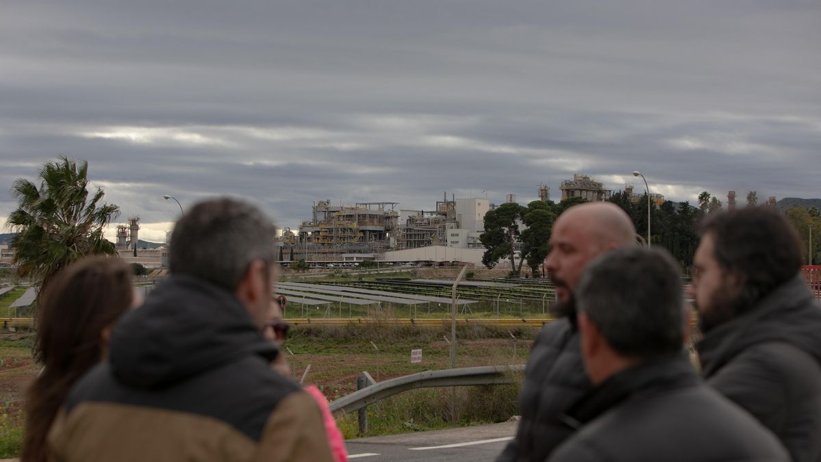 Trabajadores a las puertas de Sabic con la plan de fondo
