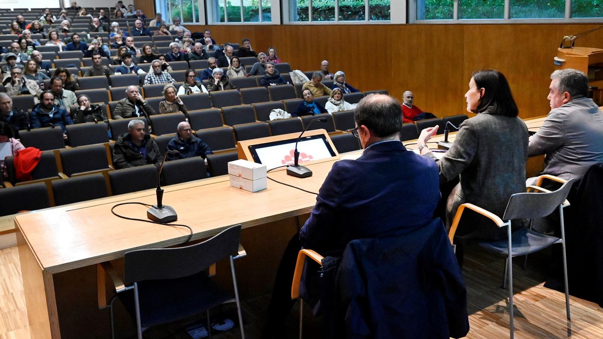 Imagen de la reunión celebrada con los afectados del parking de Pombo