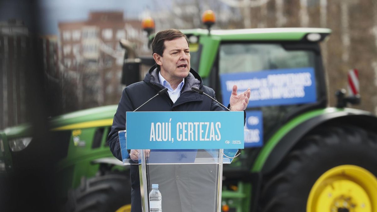Mañueco de campaña en Ponferrada con el tractor del PP