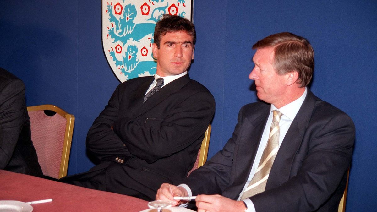 Eric Cantona junto a Alex Ferguson en la rueda de prensa tras anunciar su suspensión por la patada a un hooligan