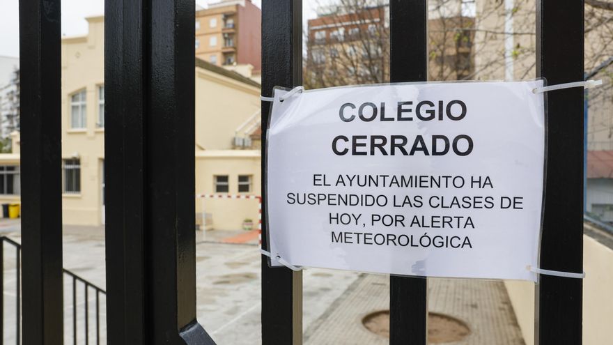 Imagen de archivo del detalle de un cartel en la puerta de un colegio que anuncia la suspensión de clases por alerta meteorológica en la ciudad de València. EFE/Ana Escobar