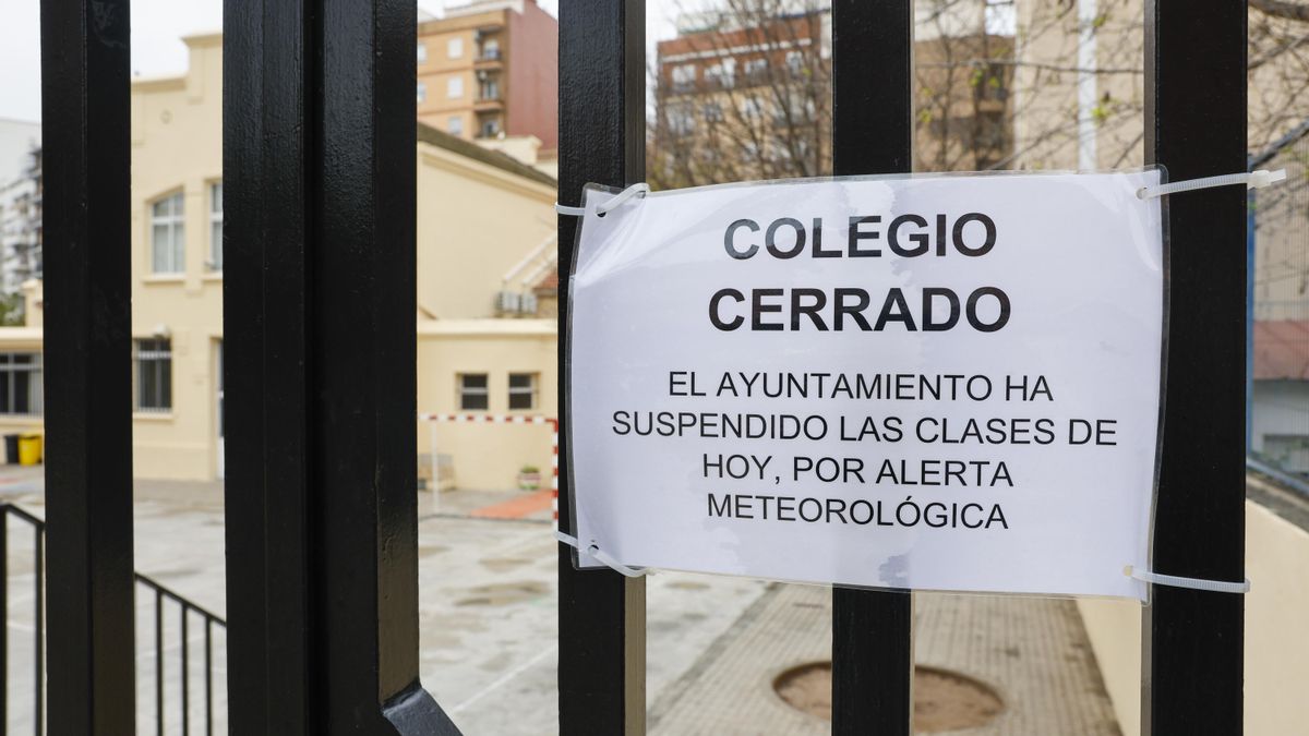 Las consecuencias de cerrar escuelas por mal tiempo: clases perdidas y familias que no pueden cuidar a sus hijos