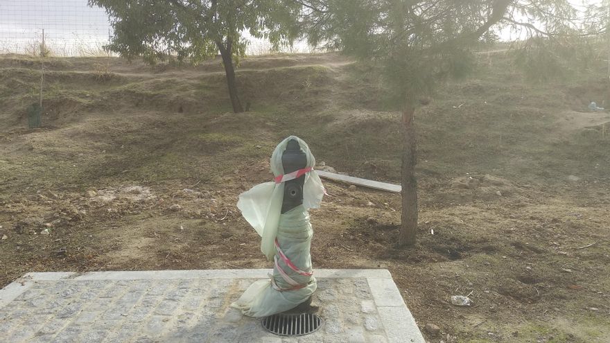 Fuente sin estrenar y ya sin grifo en el parque nonato de Manolito Gafotas en Carabanchel, Madrid.