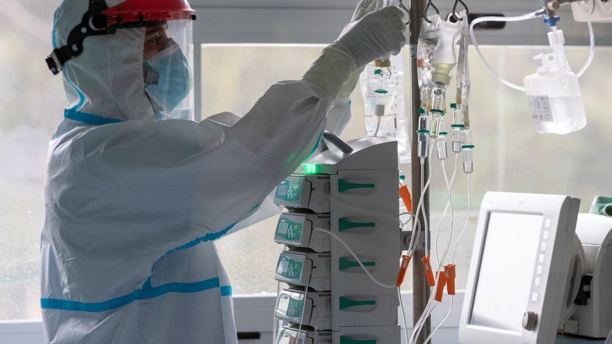 Un sanitario del Hospital Miguel Servet de Zaragoza, trabaja en la Unidad de Cuidados Intensivos (UCI) dedicada a pacientes covid del centro hospitalario, en una imagen de archivo. EFE/Javier Belver
