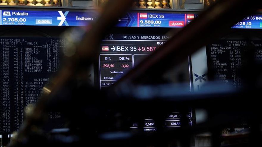 Un panel informativo muestra la evolución del IBEX 35 en el Palacio de la Bolsa en Madrid, este lunes.