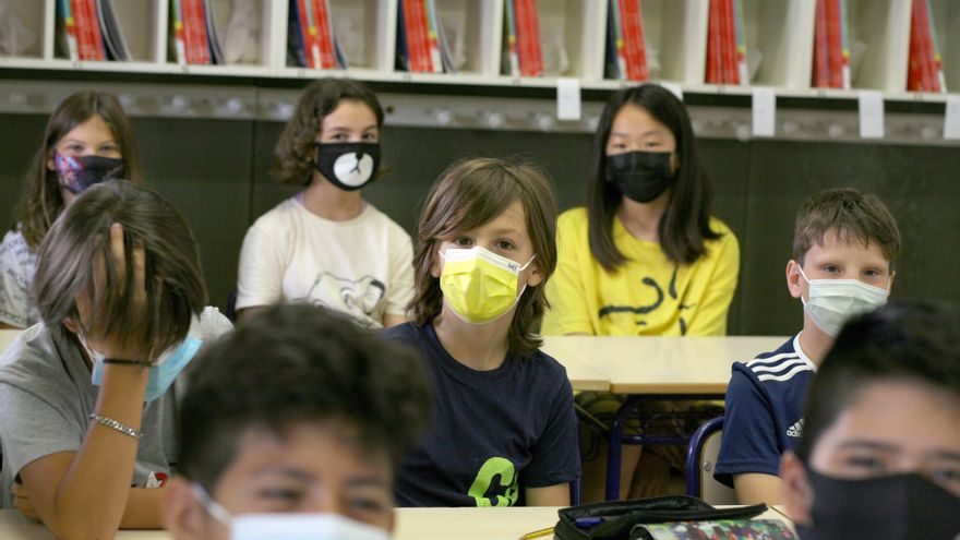 Varios alumnos en el primer día de clase en el colegio Balmes de València.