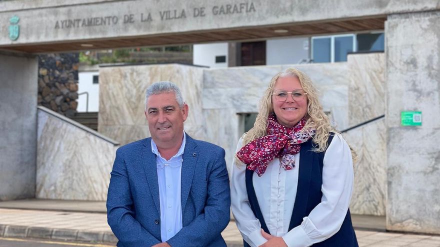 José Ángel Sánchez, alcalde de  la Villa de Garafía,  Daina Del Arco Iris Sgobinoconcejala de Medio Ambiente y Turismo.