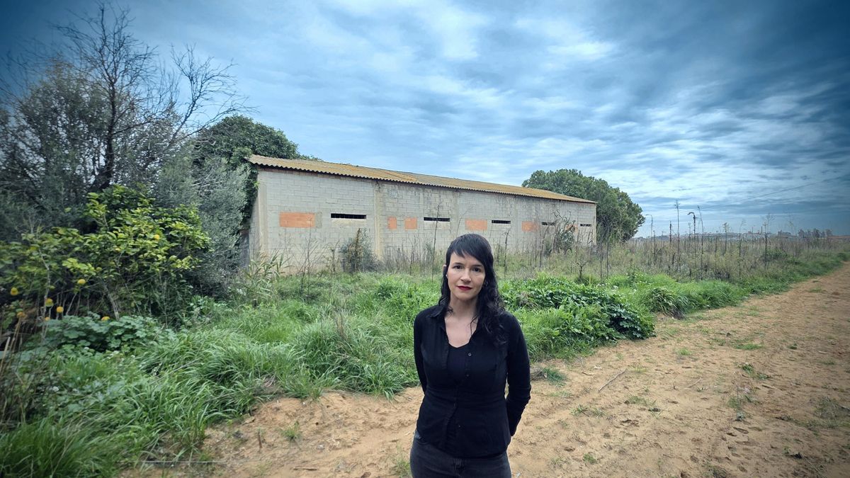 Lluci Juan davant de la nau de Paiporta.