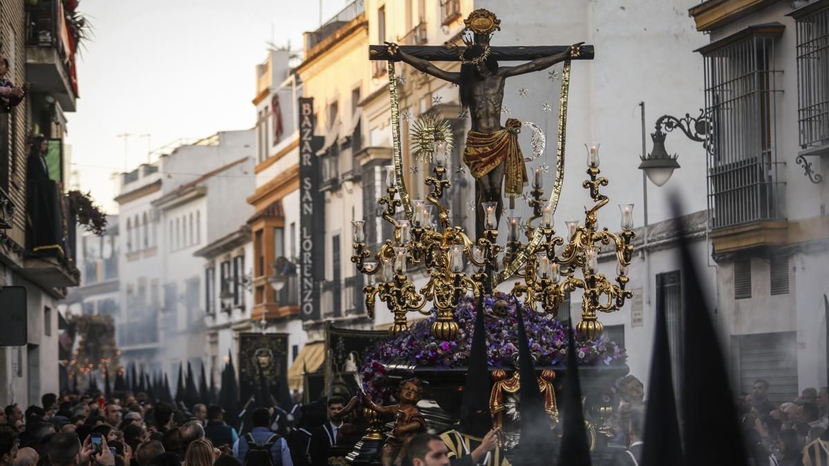La salida procesional de la hermandad de Ánimas, en imágenes
