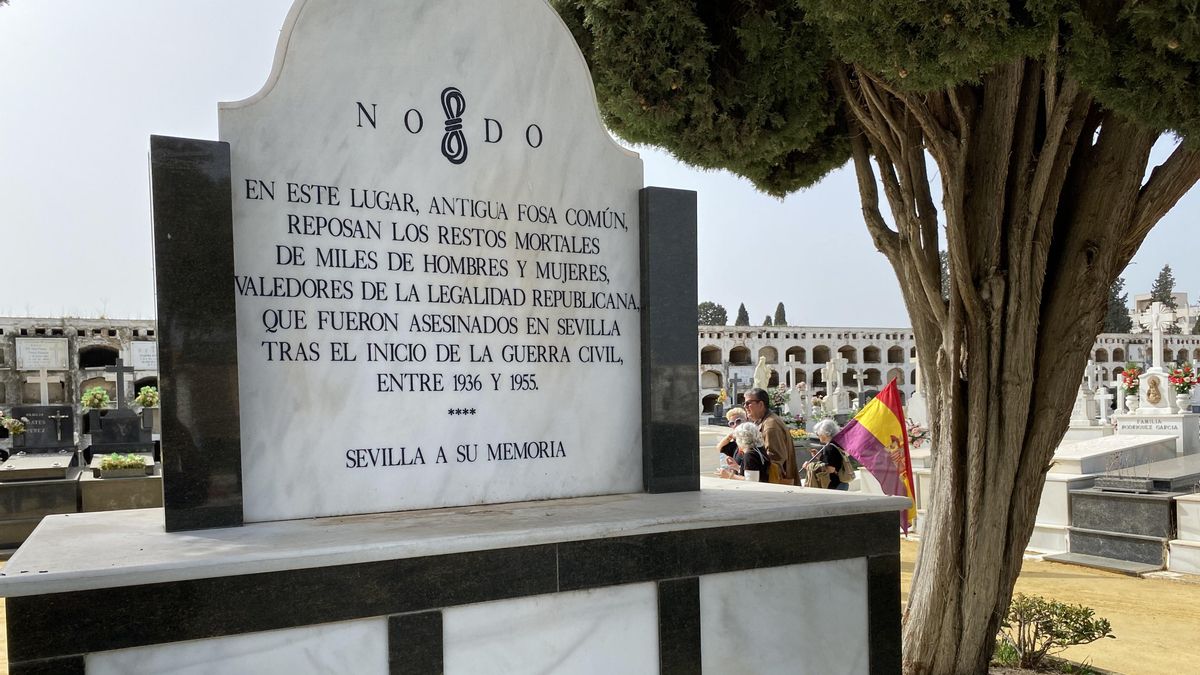 Memorial que se levanta sobre la fosa Monumento en el cementerio de San Fernando.
