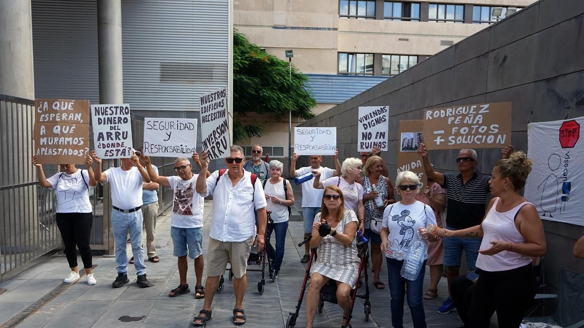 Vecinos de Jinámar elevan la protesta: "No esperaremos a que nuestras viviendas se derrumben"