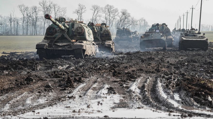 Vehículos blindados rusos estacionados en la carretera en la región de Rostov, Rusia, este martes. EFE/YURI KOCHETKOV